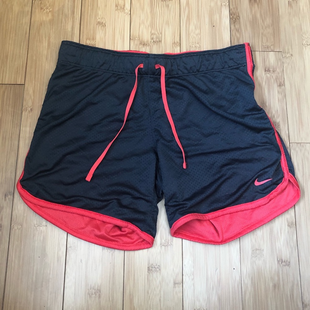 Nike Shorts Black / Coral